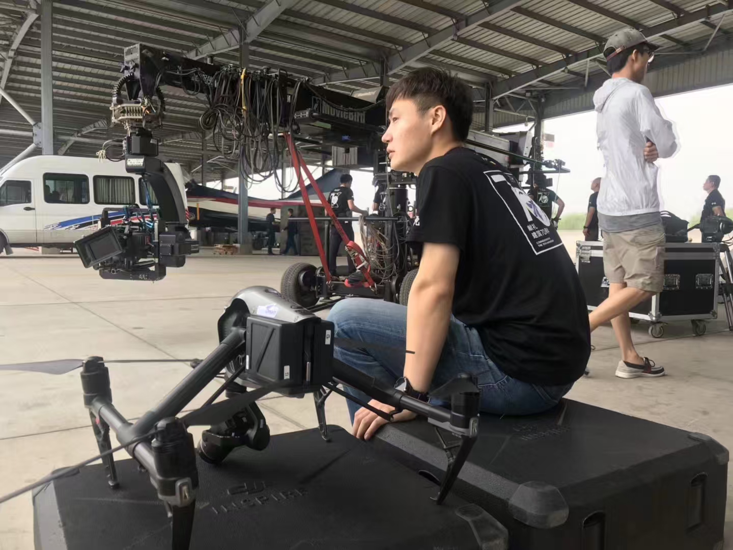 段建舟在影视拍摄现场操作航拍设备